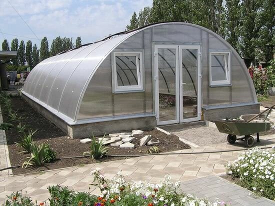Теплица – это стационарное отапливаемое сооружение, внутри которой создается благоприятный микроклимат для выращивания растений
