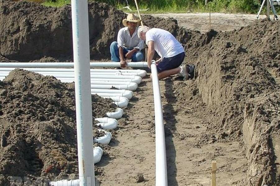 Трубы для обогрева почвы вкапываются в грунт на 30 – 50 см