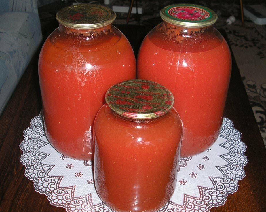 Очень вкусным и полезным получается сок в банках, который готовится из болгарских помидор