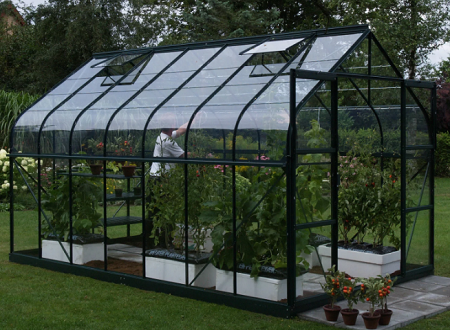 Теплицы из стекла отлично подходят для выращивания растительных культур на дачном участке 