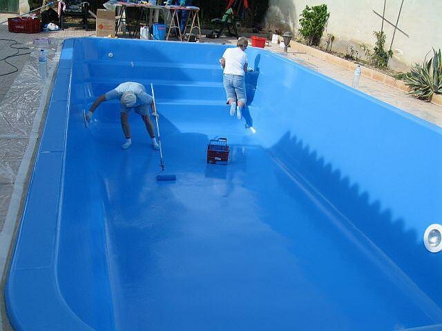 Краску для бассейна необходимо подбирать тщательно, ведь она может быть традиционная, гидрофобная или резиновая